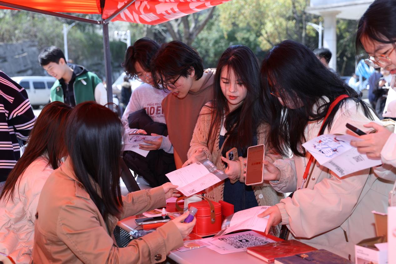 設計與藝術(shù)學院特色游園會暨周末文化廣場活動舉行 企業(yè)管理咨詢賦能藝術(shù)創(chuàng)新